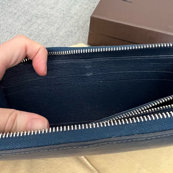 Authentic Louis Vuitton Epi Leather Zippy Wallet in Indigo - Picture 10 of 15